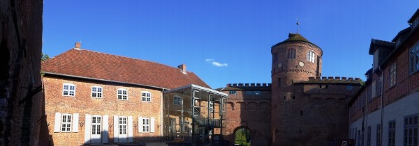 Der Bootshafen in Neustadt-Glewe liegt am Fuße der mittelalterlichen Wehrburg aus dem 14. Jahrhundert. Im Dachgeschoss des Turmes wohnen Schleiereulen und Turmfalken.