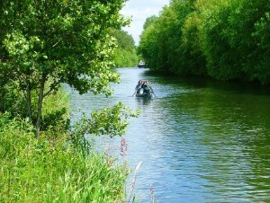 Flussabwärts auf der Lewitz können auch ungeübte Kanufahrer das Naturgebiet Lewitz vom Wasser aus genießen.