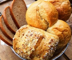 Gerne bringen wir Ihnen Brötchen für Ihr Frühstück mit. 